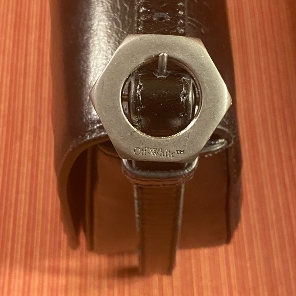 OFF-WHITE “Swiss Flap bag” in crackle leather with metallic Binder clip RARE - Picture 4 of 8